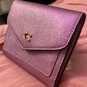COACH NWT B4/METALLIC PINK WYN SM WAL LEATHER Bi-fold BEAUTIFUL NEW SUMMER COLOR